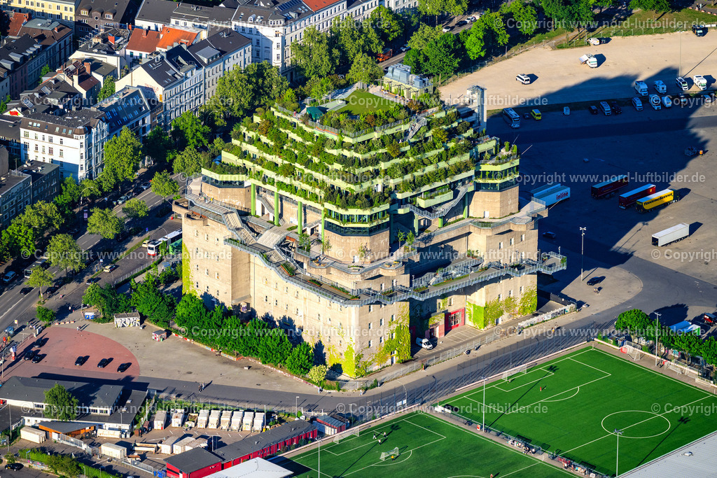 Hamburg_Heiligengeistfeld_Bunker_ELS_8365110525 | HAMBURG 11.05.2025 Bunker- Gebäudekomplex " Medienbunker " an der Feldstraße im Ortsteil Sankt Pauli in Hamburg, Deutschland. Weiterführende Informationen bei: EHP Erste Hanseatische Projektmanagement GmbH,  Hilldegarden e.V.,  Holsteiner Kabel- und Leitungsbau Willi Pohl GmbH & Co. KG,  Ingenieurbau George Bähr GmbH,  PERI GmbH,  RIMC Bunker Hamburg Hotelbetriebsgesellschaft mbH & Co.,  Veranstaltungs GbR Wolters/Jähnichen. // Bunker building complex "Medienbunker" on Feldstrasse in the Sankt Pauli district of Hamburg, Germany. Further information at: EHP Erste Hanseatische Projektmanagement GmbH,  Hilldegarden e.V.,  Holsteiner Kabel- und Leitungsbau Willi Pohl GmbH & Co. KG,  Ingenieurbau George Baehr GmbH,  PERI GmbH,  RIMC Bunker Hamburg Hotelbetriebsgesellschaft mbH & Co.,  Veranstaltungs GbR Wolters/Jaehnichen. Foto: Martin Elsen