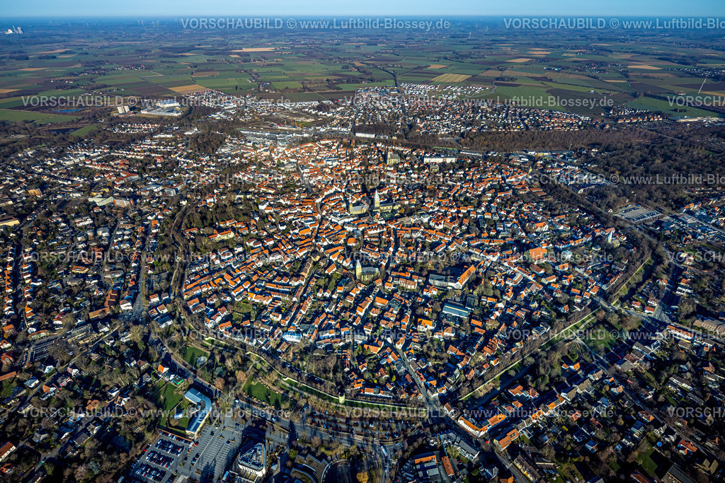 Soest260103762 | Luftbild, Altstadt mit Altstadtwall, Sankt-Petri-Kirche und St.-Patrokli-Dom kath. Kirche, Soest, Südwestfalen, Nordrhein-Westfalen, Deutschland