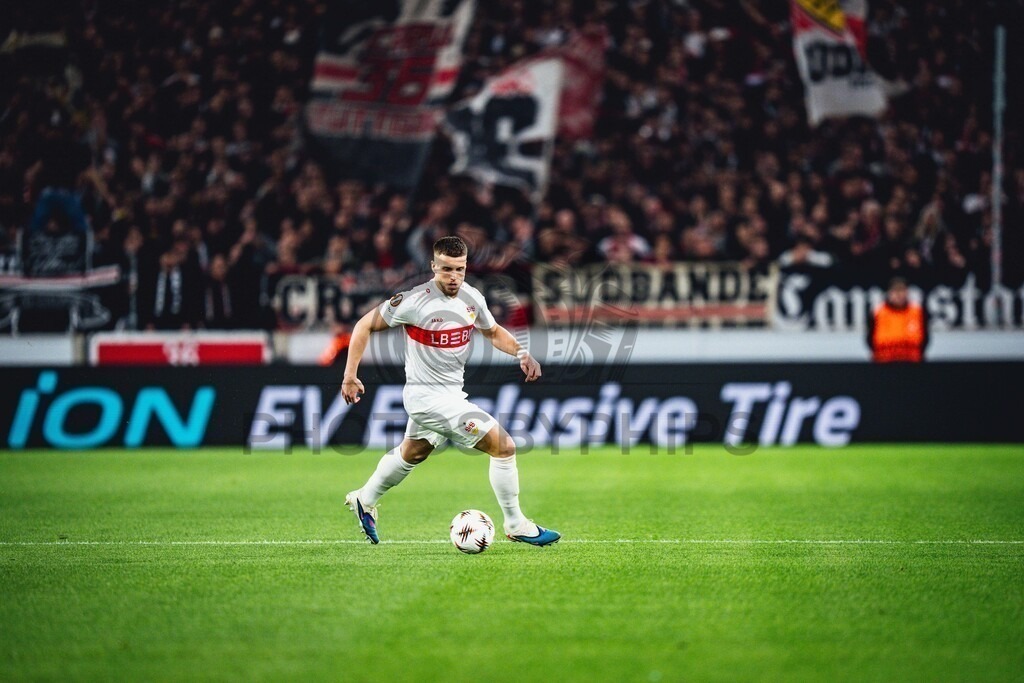 VfB Stuttgart vs. FC Porto, Fussball, Europa League, Achtelfinale, Hinspiel, 12.03.2026 | Ermedin Demirovic (VfB Stuttgart, #09) am Ball,VfB Stuttgart vs. FC Porto, Fussball, Europa League, Achtelfinale, Hinspiel, 12.03.2026Foto: photosbyphips/Philip Ziegler