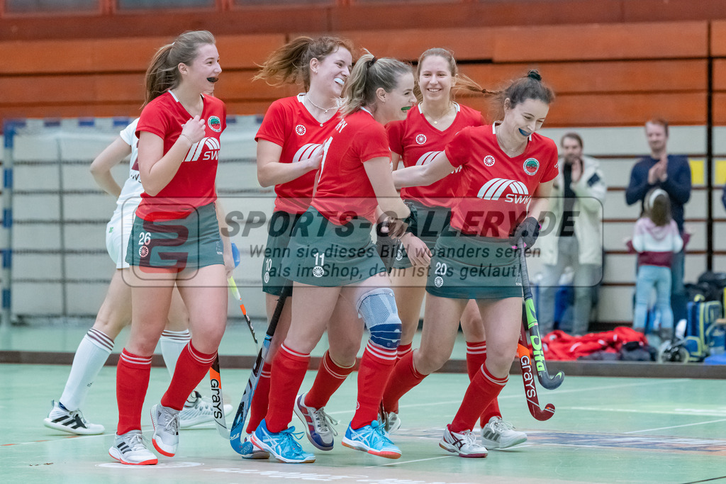 HK_20230122_103093 | 1. Bundesliga ( Halle ) Damen Crefelder HTC - Rot-Weiss Köln am 22.1.2023 Crefelder HTC  ( CHTC ) Halle Glockenspitz , Krefeld , Hamacher Leni ( Crefelder HTC #26 ) , Jule Hufer ( Crefelder HTC #10 ) , Alina Pasthy ( Crefelder HTC #11 ) , Michler Nele ( Crefelder HTC #77 ) , Causin Anna-Sopie ( Crefelder HTC #20 )