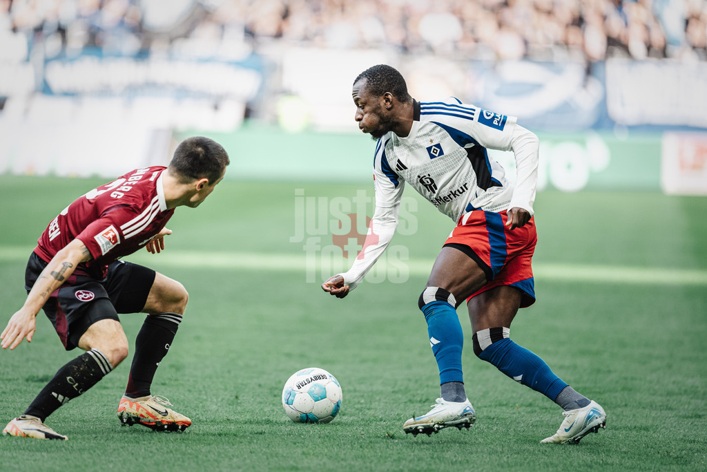 Fußball | Männer | Saison 2024/2025 | 2. Fußball-Bundesliga | 11. Spieltag | Hamburger SV vs. 1. FC Nürnberg | 03.11.2024 | v.l. Oliver Villadsen (#2, 1. FC Nürnberg) gegen Jean-Luc Dompe (#7, HSV)