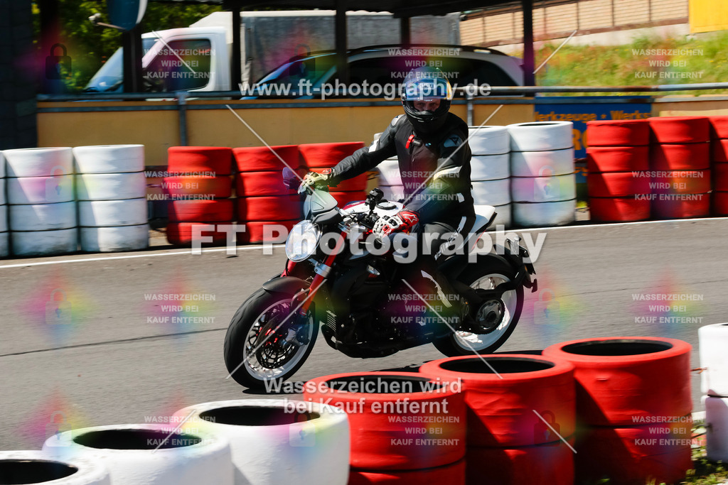 Moto-TeamOBK-22494 | Hier findet Ihr Bilder von Touristenfahrten auf der Nürburgring Nordschleife oder von anderen Veranstaltungen die ich besucht habe. Viel Spass beim Durch Schauen 