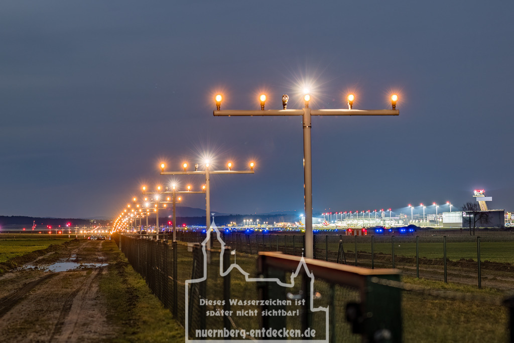 Flughafen Nürnberg | Die Anflugbefeuerung des Flughafen Nürnberg für die Landung in östlicher Richtung.  - Realisiert mit Pictrs.com