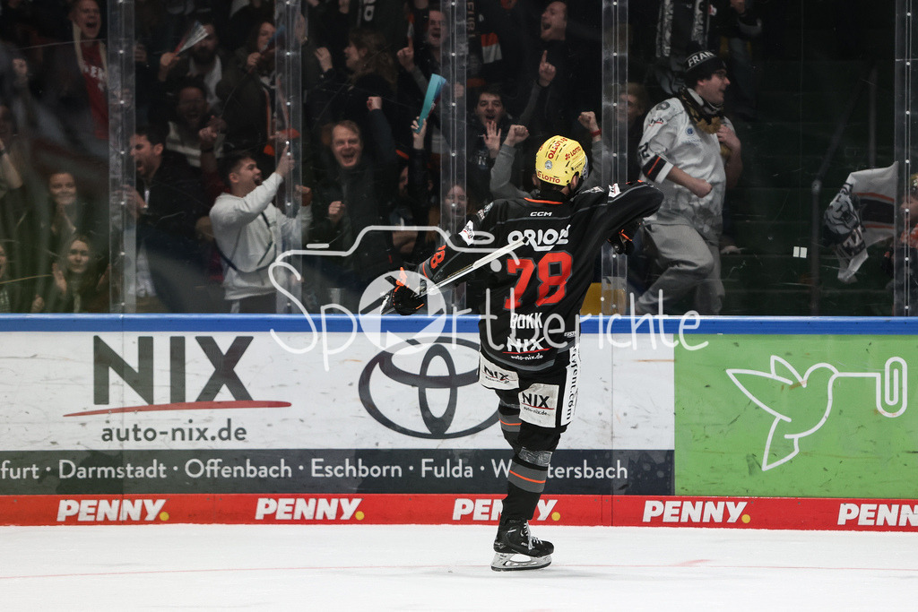Löwen Frankfurt - Augsburger Panther | der entscheidende Penalty zum Sieg fuer Frankfurt / Dominik BOKK (FRA #78) trifft gegen Markus KELLER (AEV #35) zum Sieg / Jubel / Freude / Happy