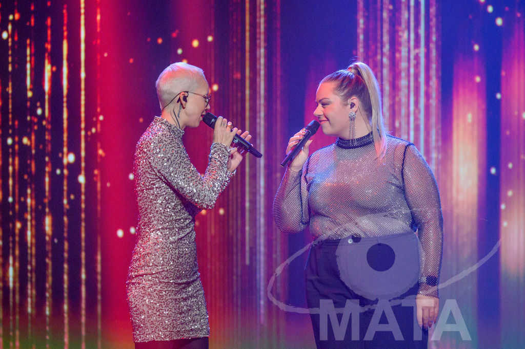 _DWA1554 | Stefanie Heinzmann, Lesli Jost und Volker Heißmann bei '30 Jahre Sternstunden-Gala 2023' in der Frankenhalle. Nürnberg, 15.12.2023 - Realisiert mit Pictrs.com