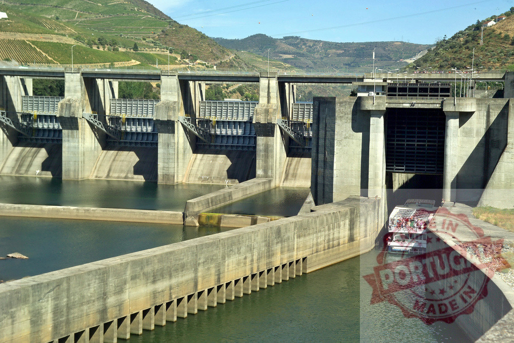Tour boat entering dam lock in Douro Valley | Cruise boat navigating a concrete dam lock on the Douro River in Portugal - Realisiert mit Pictrs.com