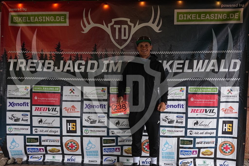 A1_09446 | Fotogalerie der Treibjagd im Dunkelwald - Dein MTB Etappenrennen im Erzgebirge - Realisiert mit Pictrs.com