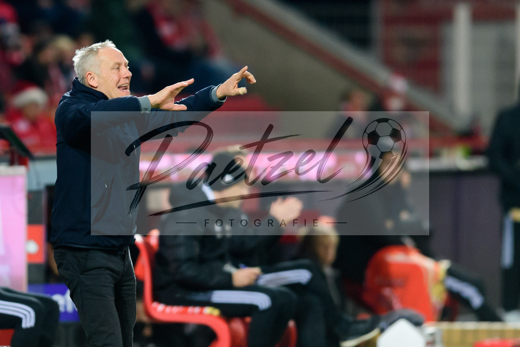 FCUFRE20211215_013 | Fussball, Herren: Trainer Christian Streich (SC Freiburg) gestikuliert, Gestik bei dem Spiel der 1. Bundesliga zwischen 1. FC Union Berlin und SC Freiburg im Stadion An der Alten Foersterei am 15.12.2021 in Berlin, Deutschland.DFB / DFL REGULATIONS PROHIBIT ANY USE OF PHOTOGRAPHS AS IMAGE SEQUENCES AND/OR QUASI-VIDEO. - Realisiert mit Pictrs.com