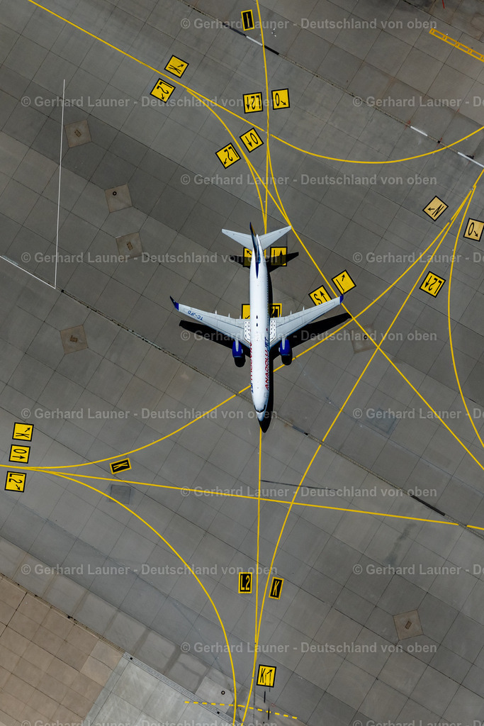 4034382 | FILDERSTADT 22.07.2020 Senkrecht- Luftbild aus der Satelliten- Perspektive vom Passagierflugzeug Jet vom Typ Boeing 737-800 mit der Kennung TC-JFD der Fluggesellschaft Anadolu beim Rollen auf dem Rollfeld und Vorfeld des Flughafen Stuttgart in Filderstadt im Bundesland Baden-Württemberg, Deutschland. Weiterführende Informationen bei: Flughafen Stuttgart GmbH. // Vertical aerial view from the satellite perspective of the passenger jet Boeing 737-800 with the registration TC-JFD of the airline Anadolu taxiing on the tarmac and apron of the Stuttgart airport in Filderstadt in the state Baden-Wuerttemberg, Germany. Further information at: Flughafen Stuttgart GmbH. Foto: Gerhard Launer