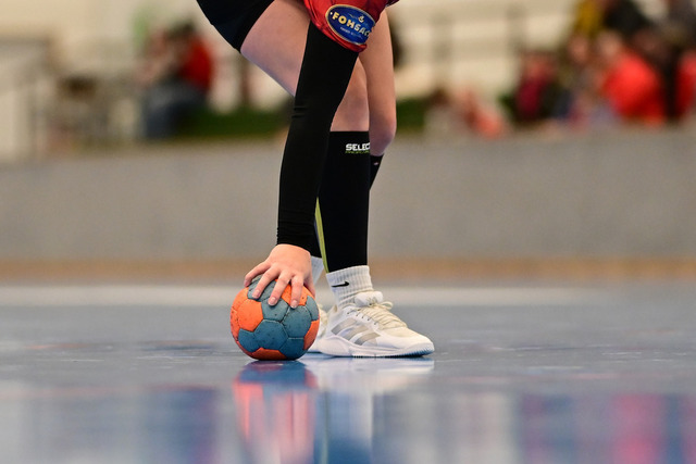 Handball I Frauen I Saison 2025-2026 I Regionalliga I 10. Spieltag I TSV Ellerbek - Lauenburger SV I 31231 | Symbol, Symbolfoto, Symbolbild, Sinnbild, Bildsymbol, Darstellung, Signum, handball, ball, bälle, handball auf dem Boden, halle, hallenboden, harz, harzball, harzundherzlich, harzen, ballen, Backe, Haftmittel, Handball auf Platte, Handball auf Hallenboden,  - Realisiert mit Pictrs.com