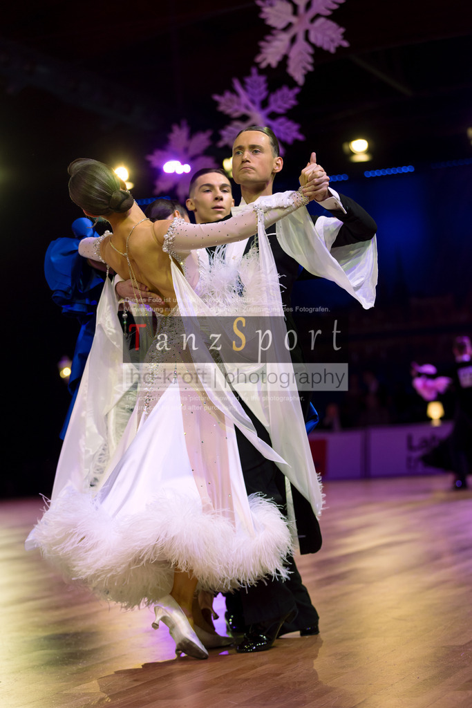 20241215_WDSF_Int_Open_Std-Riga-9218 | Tanzsportbilder, Standardtanz, Lateintanz, WDSF, DTV, LTVB, dancecomp, goc, hessen tanzt, blaues band der spree, walzer, tango, wiener walzer, slowfox, quickstepp, samba, rumba, cha-cha-cha, paso doble. jive, hd-kroft photography, turniertanzsport