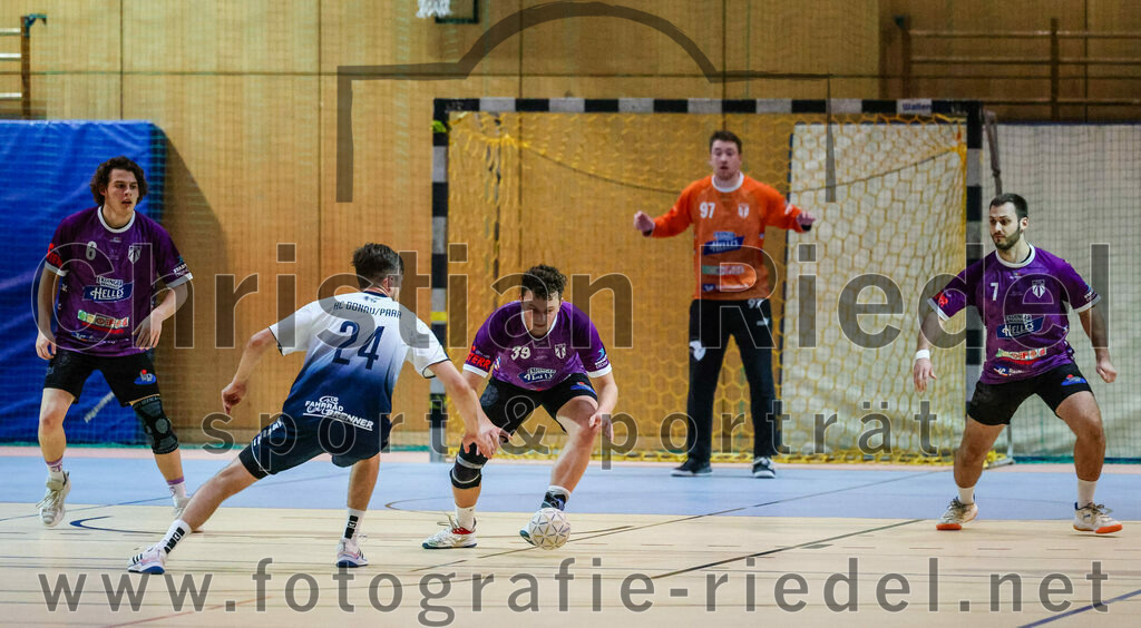 2023-11-11_054_SpVgg_Altenerding_gegen_HC_Donau-Paar | Erding, Deutschland, 11.11.2023:
Handball, Bezirksoberliga Männer 2023 / 2024, 7. Spieltag, SpVgg Altenerding gegen HC Donau/Paar, Endergebnis: 44:32

Jabob Köhler (SpVgg Altenerding, #6), Julian Rohrer (HC Donau/Paar, #24), +a39+, Torwart Ferdinand Mayer (SpVgg Altenerding, #97), Simon Rüdiger (SpVgg Altenerding, #7)

Foto: Christian Riedel / fotografie-riedel.net