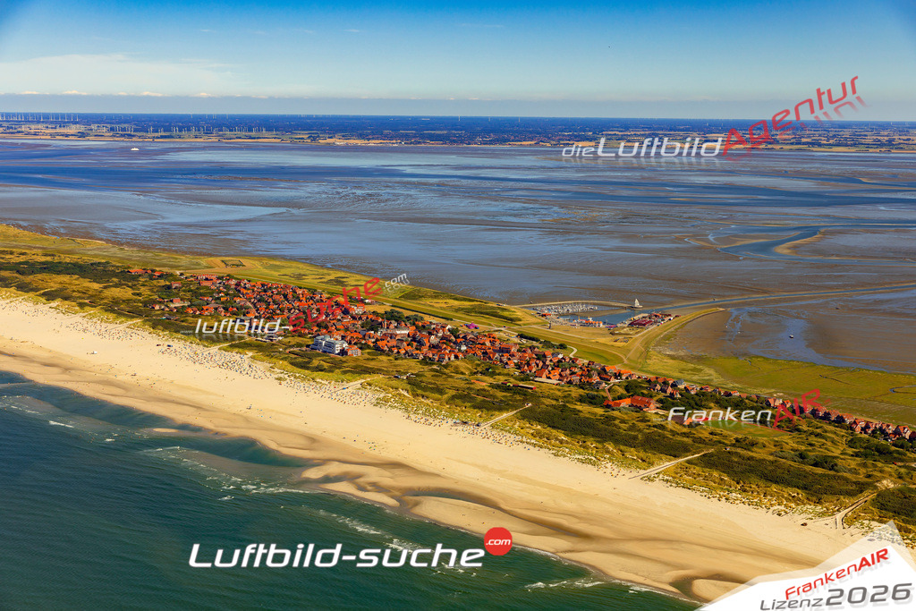 Aktuelles Luftbild von  Juist - Die Luftaufnahme wurde 2022 mittels UL-Flugzeug erstellt ( keine Drohne ) - hochauflösende Kamera-Systeme von  Canon -Beste Qualität - Für grossformatige Ausdrucke geeignet. Die Geschenkidee !