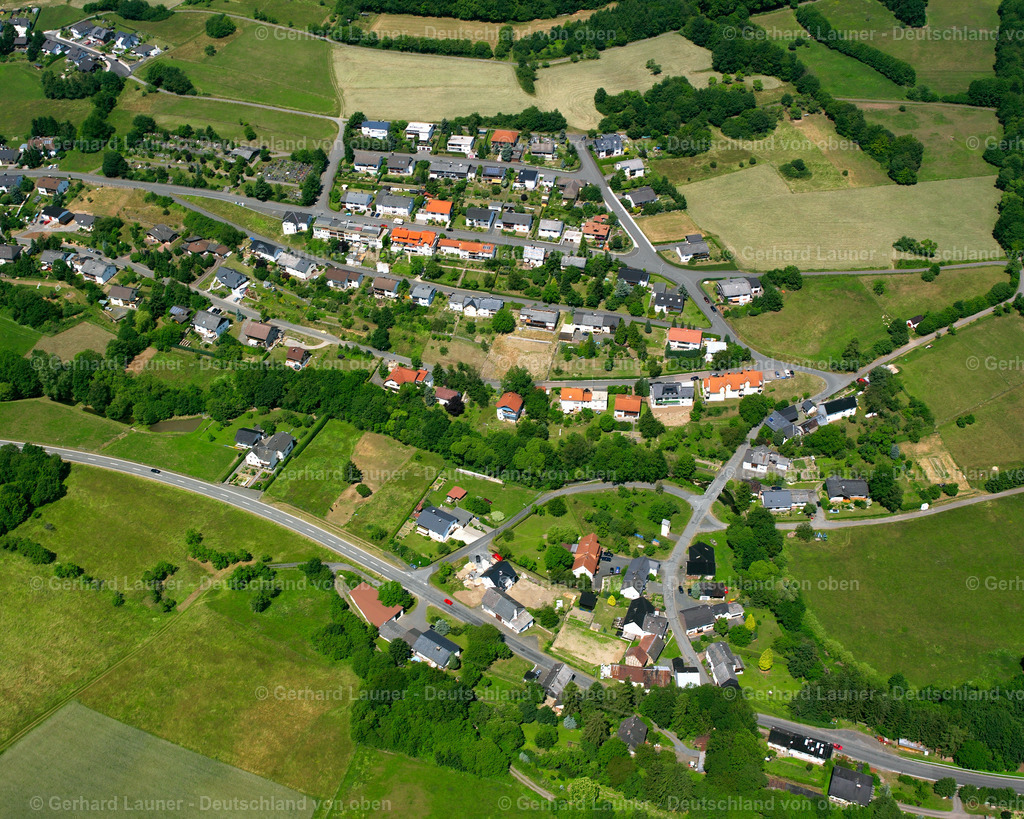 2610718 | BEILSTEIN 09.06.2006 Wohngebiet einer Einfamilienhaus- Siedlung  in Beilstein im Bundesland Hessen, Deutschland // Single-family residential area of settlement  in Beilstein in the state Hesse, Germany Foto: Gerhard Launer