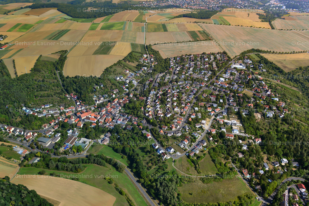 3650750 | OBERDüRRBACH 13.09.2016 Von Wald und Forstgebieten umgebener Ortskern der Straßen und Häuser und Wohngebiete in Oberdürrbach im Bundesland Bayern, Deutschland // Surrounded by forest and forest areas center of the streets and houses and residential areas in Oberdürrbach in the state Bavaria, Germany Foto: Gerhard Launer