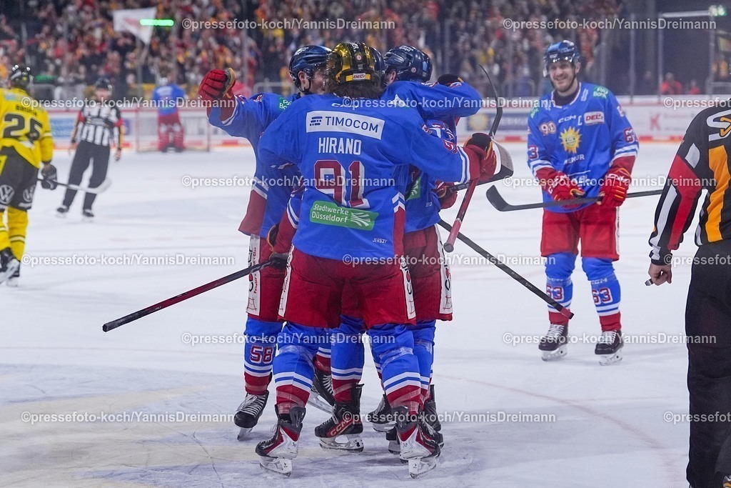 xYDRx30112501038 | 30.11.2025, xydrx, Eishockey, DEL2, Düsseldorfer EG - Krefeld Pinguine, PSD Bank Dome Düsseldorf: Torjubel nach dem Tor zum 3:5 für die Düsseldorfer EG durch Torschütze Ture Linden (Düsseldorfer EG #71) zusammen mit Yushiroh Hirano (Düsseldorfer EG #91)Photo: xYannisxDreimannxPressefotoKochx