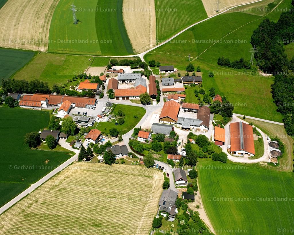2600478 | THALHAUSEN 09.06.2006 Landwirtschaftliche Nutzflächen und Feldgrenzen  umsäumen das Siedlungsgebiet des Dorfes in Thalhausen im Bundesland Bayern, Deutschland // Agricultural land and field boundaries surround the settlement area of the village  in Thalhausen in the state Bavaria, Germany Foto: Gerhard Launer