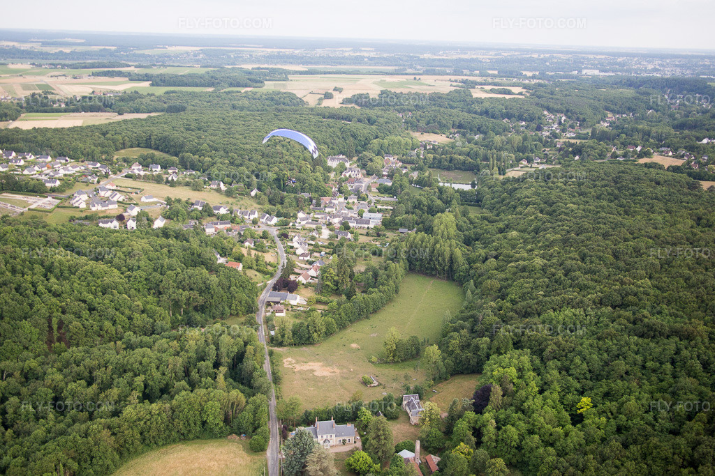 Aerial view: View of the town in Saint-Ouen-les-Vignes in the state Indre et Loire, France. – Photo: IMG_082293.jpg taken on 06/20/2015 by Werner Riehm/FLY-FOTO.com – Resolution of the original: 5472 x 3648 px