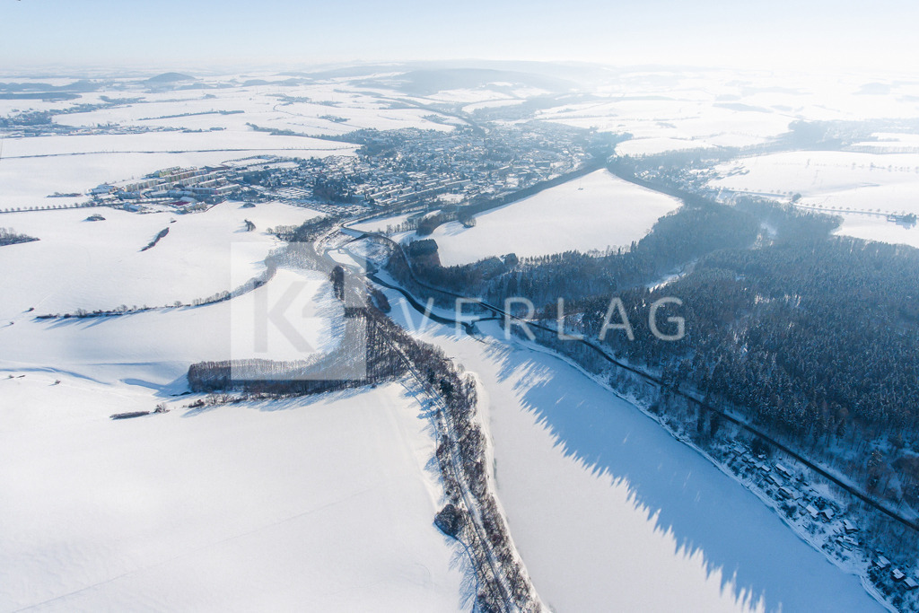 Wandbild-Talsperre-Malter-Winter-Luftbild-DJI_0206 | Winterliche Luftaufnahme der Talsperre Malter im Osterzgebirge mit Dippoldiswalde im Hintergrund - Realisiert mit Pictrs.com