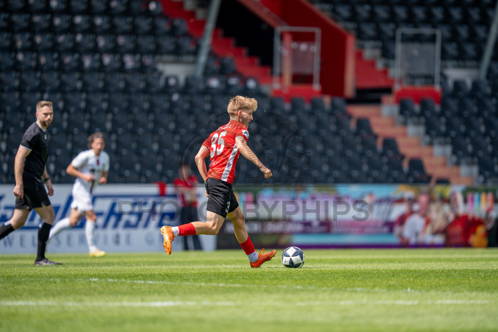 SG Sonnenhof Großaspach vs. SG Barockstadt Fulda-Lehnerz, Fussball, Regionalliga Suedwest, 33. Spieltag, 09.05.2026 | Lukas Stoppel (SG Sonnenhof Großaspach, #35) am Ball,SG Sonnenhof Großaspach vs. SG Barockstadt Fulda-Lehnerz, Fussball, Regionalliga Suedwest, 33. Spieltag, 09.05.2026