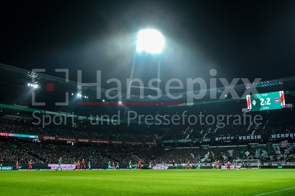 Fussball, Bundesliga, SV Werder Bremen - 1. FC Heidenheim | v.li.: Überblick über das Weserstadion bei Flutlicht, Symbolfoto, Symbolbild Fussball, Fußball, Symbol, Spiel, laufendes Spiel, Flutlichtmast, DIE DFL-RICHTLINIEN UNTERSAGEN JEGLICHE NUTZUNG VON FOTOS ALS SEQUENZBILDER UND/ODER VIDEOÄHNLICHE FOTOSTRECKEN. DFL REGULATIONS PROHIBIT ANY USE OF PHOTOGRAPHS AS IMAGE SEQUENCES AND/OR QUASI-VIDEO.