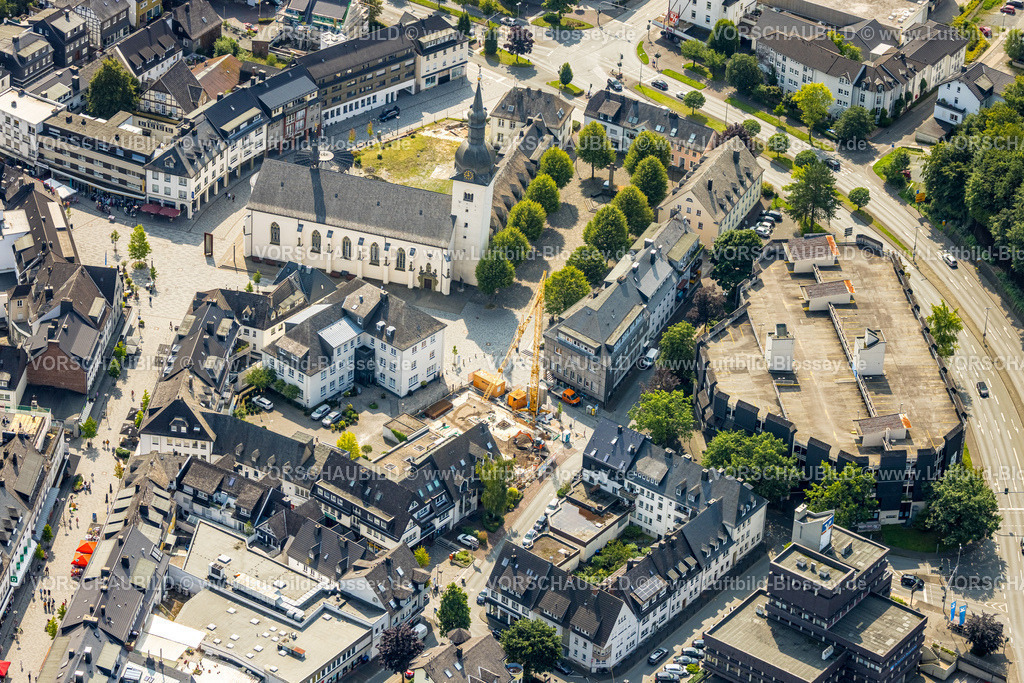 Meschede250807265 | Luftbild, Stiftsplatz mit St. Walburga katholische Kirche, hinten Parkhaus Stiftsplatz mit Parkdeck,Baustelle und Baukran mit Neubau am Kaiser-Otto-Platz, Meschede-Stadt, Meschede, Sauerland, Nordrhein-Westfalen, Deutschland