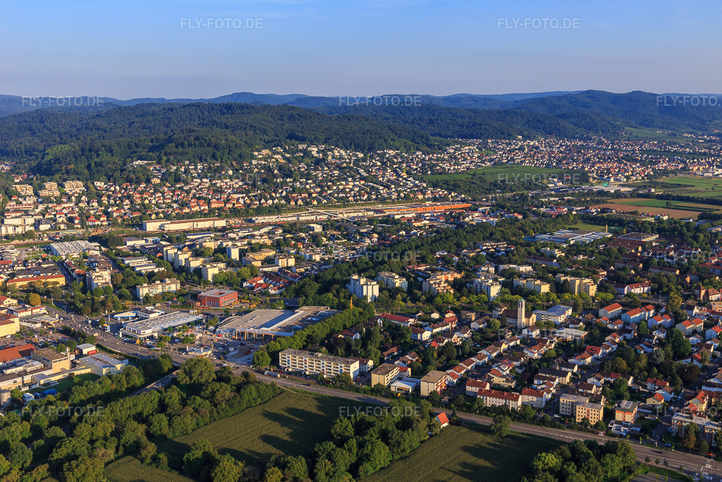 Luftbild: Stadtansicht am Rand des Odenwalds aus Nordwesten mit Mannheime Straße und REWE Center Markus Mauz in Weinheim im Bundesland Baden-Württemberg in Deutschland. Foto: IMG_103036.jpg vom 28.08.2017 durch Werner Riehm/FLY-FOTO.deWWW.REWE.DE
