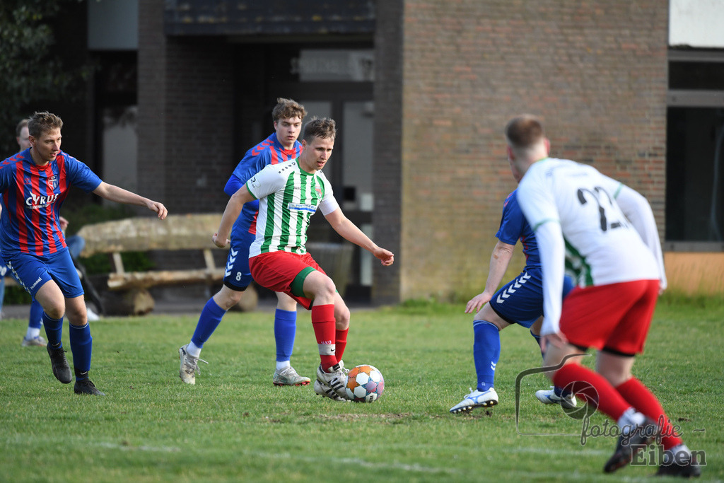 TuS Ofen-SG FriPe | Herren 1. Kreisklasse Süd, Jade-Weser-Hunte; TuS Ofen (blau)-SG FriPe (weiß) am 28.05.2025; in Ofen (), Photo: Philip Eiben 2025 - Realisiert mit Pictrs.com