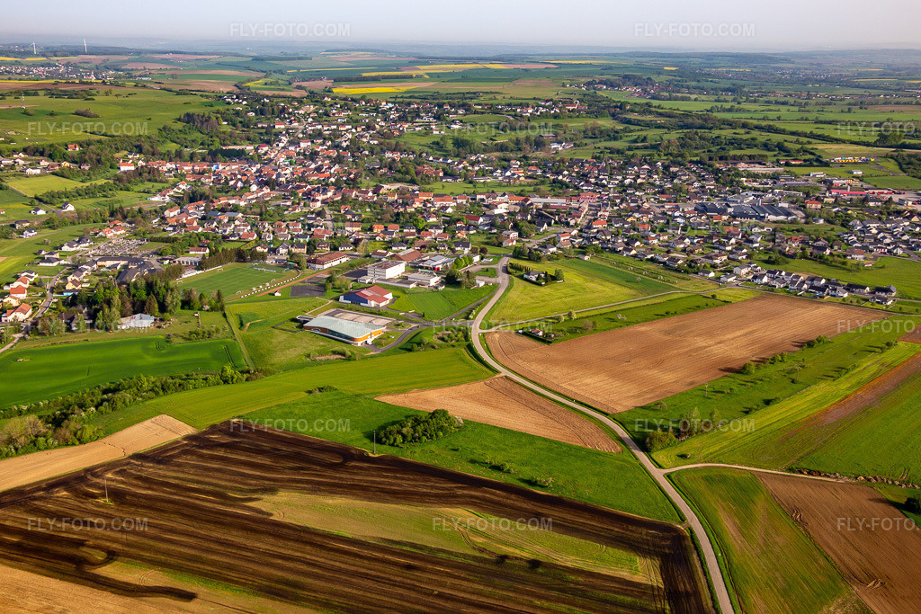 Aerial view: View of the town from the south in Rohrbach-lès-Bitche in the state Moselle, France. – Photo: IMG_140658.jpg taken on 05/01/2024 by Werner Riehm/FLY-FOTO.com – Resolution of the original: 5472 x 3648 px