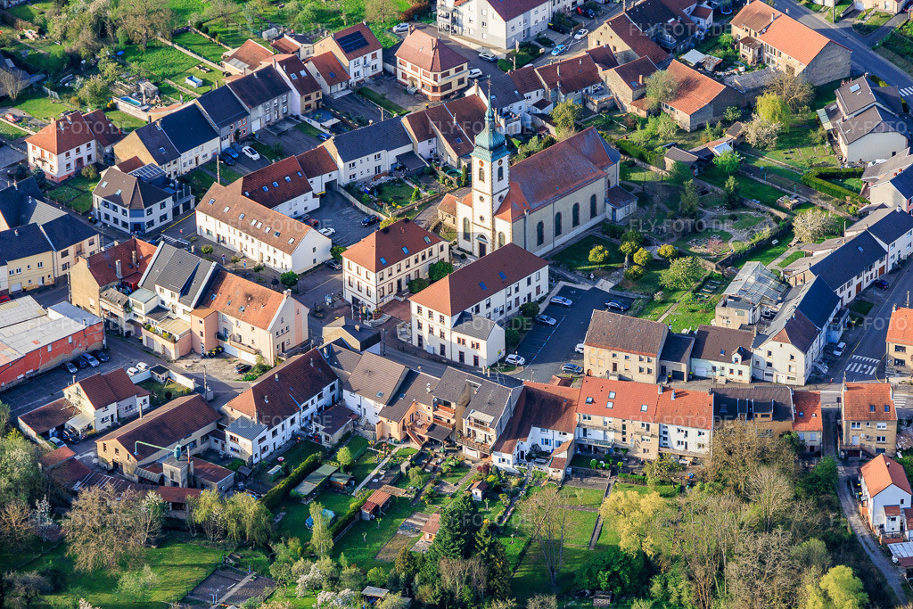 Luftbild: Kirche Saint-Wendelin am Jardin St Wendelin in Diebling im Bundesland Moselle in Frankreich.Foto: IMG_154658.jpg vom 17.04.2026 durch Werner Riehm/FLY-FOTO.deAuflösung des Originals: 5715 x 3810 pxMETZ.CATHOLIQUE.FR
