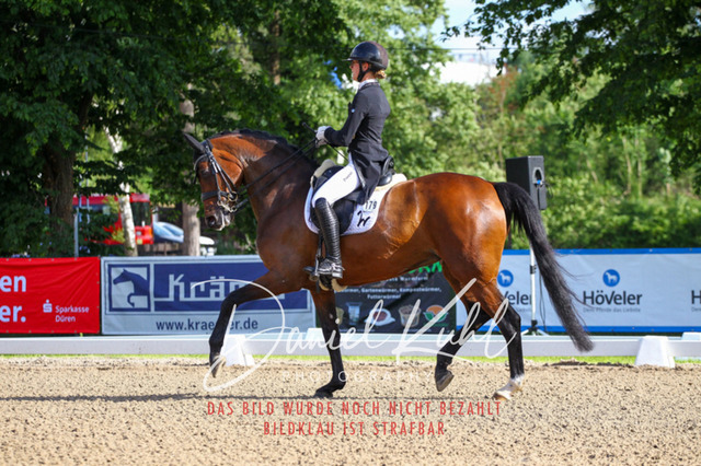 DKP41570 | Turnierfotos kaufen im Webshop von Daniel Kuhl Photography – entdecke professionelle Reitsportfotos aus Turnieren & Events. Hochwertige Turnierbilder online bestellen & sichern. Jetzt Fotos von Reitsportturnieren kaufen!