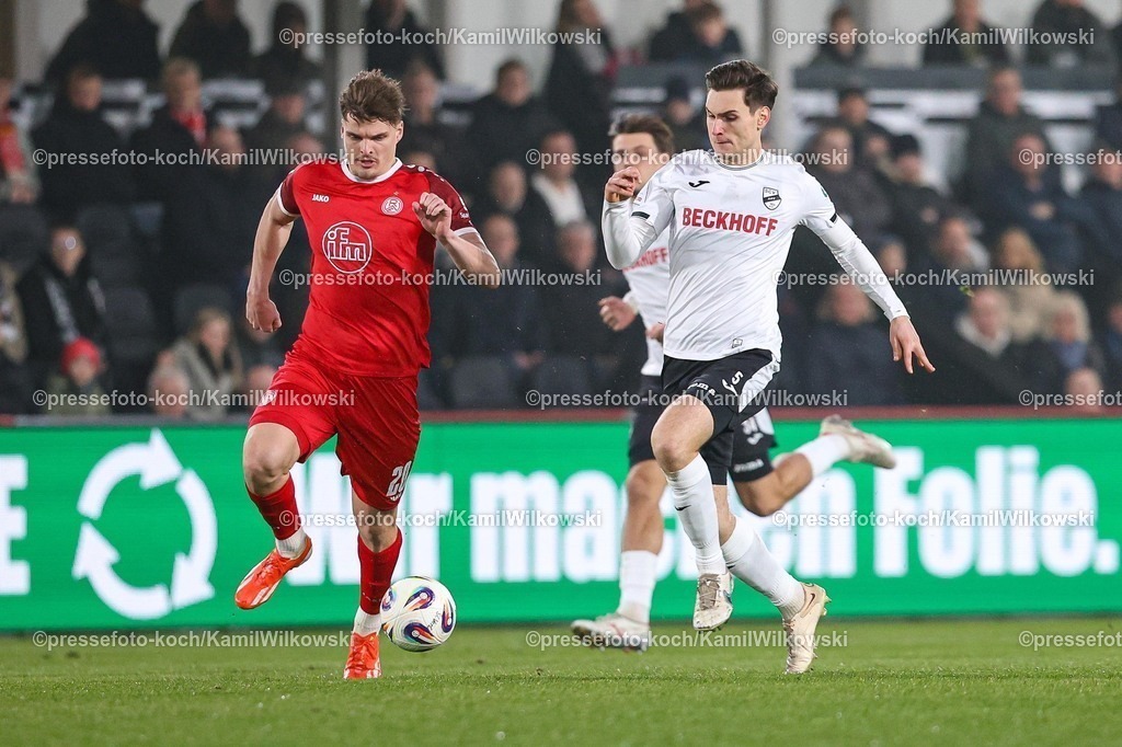 xKWIx13122501025 | 13.12.2025, xKWIx, Fußball, 3. Liga, SC Verl - Rot-Weiss Essen, SPORTCLUB Arena: Marek Janssen (Rot-Weiss Essen #20) im Zweikampf gegen Martin Ens (SC Verl #5) Photo: xKamilxWilkowskixPressefotoKochx