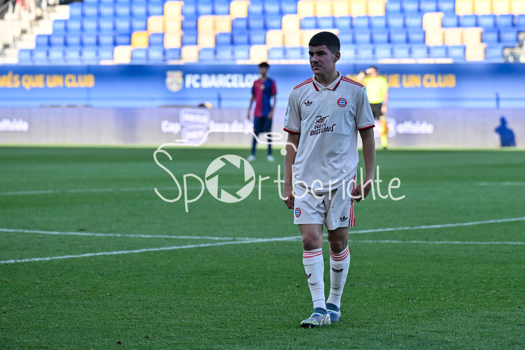 FC Barcelona U19 - FC Bayern München U19 | im bild Felipe CHAVEZ (FC Bayern U19 #16) / Freisteller / Einzelfoto / UEFA Youth League: FC Barcelona U19 - FC Bayern München U19, Estadi Johan Cruyff am am 23.10.2024