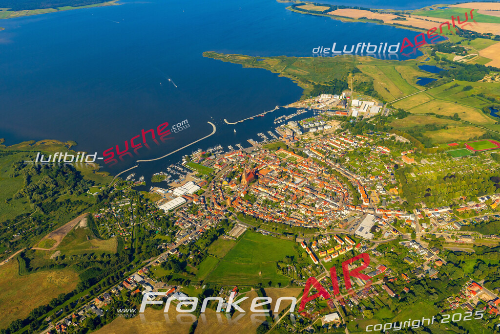 Luftbild der Stadt Barth - Das Luftbild wurde 2025 vom UL-Flugzeug heraus erstellt ( keine Drohnenaufnahme ) - Hochauflösende Luftaufnahme - für Wandbilder und großformatige Ausdrucke geeignet. Das besondere Geschenk!Hier alle&nbsp;Infos zur Lizenzierung der LuftaufnahmeWir fliegen auch dieses Jahr wieder in Ihre Region um Luftbilder zu erstellen.- Luftbild anfragen