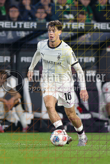 Borussia Mönchengladbach vs SC Freiburg - Bundesliga  | Mönchengladbach, Deutschland, 05.10.25:   Philipp Sander (Borussia Mönchengladbach) in Aktion am Ball, Einzelaktion waehrend des Spiels der Bundesliga zwischen Borussia Mönchengladbach vs SC Freiburg im Stadion im Borussia Park(Foto von Brauer-Fotoagentur / Adrian Schlueter)