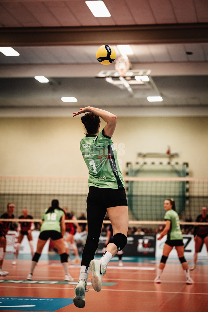 Volleyball | Frauen | Saison 2025/2026 | Volleyball Bundesliga | ETV Hamburger Volksbank Volleys vs. Ladies in Black Aachen | 29.10.2025 | Celine Jebens (#1, Ladies in Black Aachen) beim Aufschlag