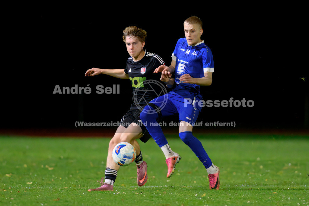 Preetzer TSV vs MTV Dänischenhagen | Paul Rath (Preetz #14) vs Stian Sievers (Dänischenhagen #11) / Fußball-Verbandsliga Ost Männer 2026/2027 / Preetzer TSV vs MTV Dänischenhagen / Jahnplatz / Preetz / 16.10.26 - Realisiert mit Pictrs.com