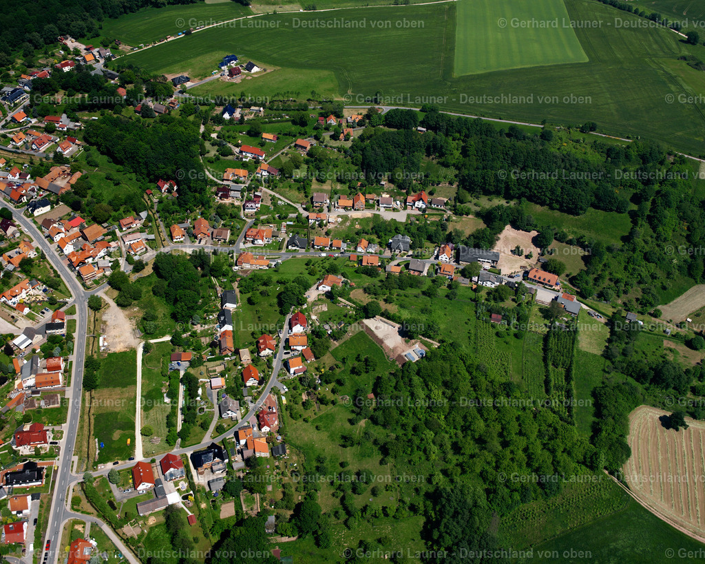 2634249 | HUNDESHAGEN 09.06.2006 Landwirtschaftliche Nutzflächen und Feldgrenzen  umsäumen das Siedlungsgebiet des Dorfes in Hundeshagen im Bundesland Thüringen, Deutschland // Agricultural land and field boundaries surround the settlement area of the village  in Hundeshagen in the state Thuringia, Germany Foto: Gerhard Launer