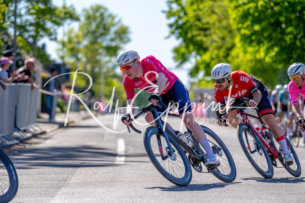 Spurt in den Mai 2026 - Großer Preis der Sparkasse Neuss | Annual one-day road cycling race "Großer Preis der Sparkasse Neuss" held in Büttgen, Germany, organized by VfR Büttgen 1912 e.V. The event features multiple races across all age categories from U11 youth to Elite men. - Realisiert mit Pictrs.com