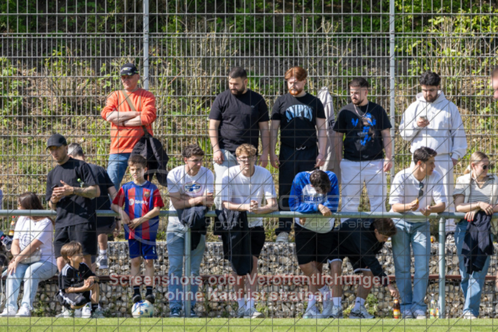 20250427_161510_0021 | #,TSG Salach (blau) vs. 1.FC Eislingen (weiß), Fußball, Bezirksliga - Bezirk Neckar/Fils, 24. Spieltag, Saison 2024/2025, Rasensportplatz, Staufenecker Str. 41, 73084 Salach, 27.04.2025 - 15:00 UhrFoto: PhotoPeet-Sportfotografie/Peter Harich