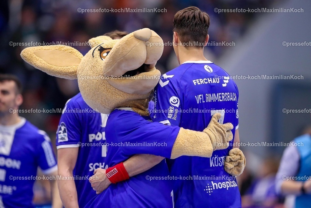 Gum25042501091 | 25.04.2025, Handball, HBL, VfL Gummersbach - 1. VfL Potsdam, Schwalbe-Arena: Maskottchen Gummi mit Julian Köster (GUM #7) 
