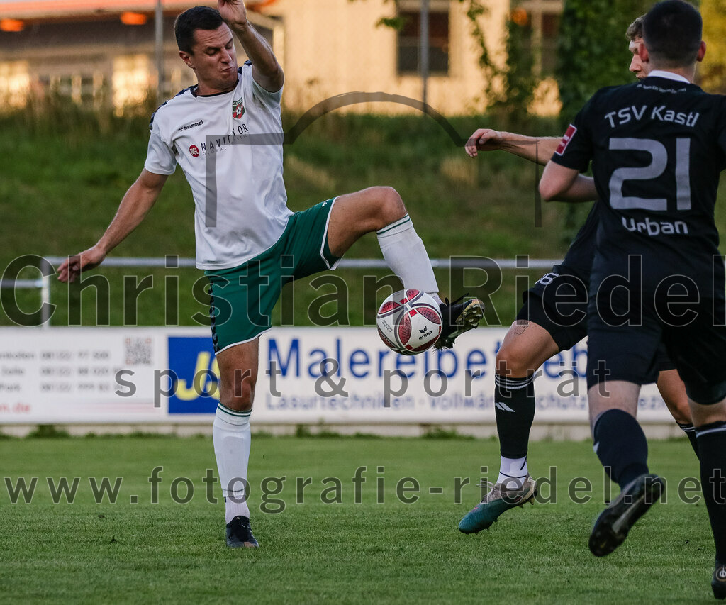 2023-08-18_092_FC_Schwaig_gegen_TSV_Kastl | Oberding, Deutschland, 18.08.2023:
Fußball, Landesliga Südost 2023 / 2024, 7. Spieltag, FC Schwaig gegen TSV Kastl, Endergebnis: 2:2

Vincent Sommer (FC Schwaig, #10), Pascal Linhart (TSV Kastl, #16)

Foto: Christian Riedel / fotografie-riedel.net