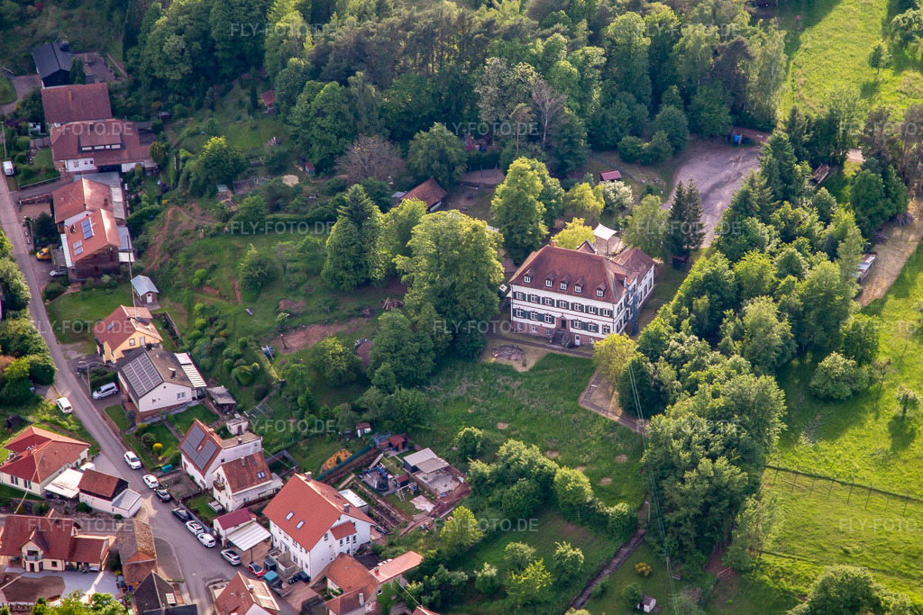 Luftbild: Kath. Kindergarten St. Elisabeth im Ortsteil Gossersweiler in Gossersweiler-Stein im Bundesland Rheinland-Pfalz in Deutschland. Foto: IMG_140705.jpg vom 20.05.2024 durch Werner Riehm/FLY-FOTO.de