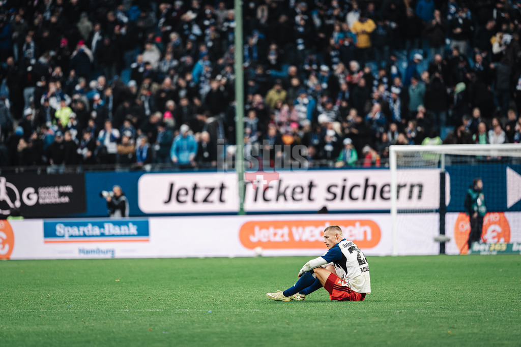 Fußball | Männer | Saison 2025/2026 | 1. Fußball-Bundesliga | 8. Spieltag | Hamburger SV vs. VfL Wolfsburg | 25.10.2025 | Miro Muheim (#28, HSV) enttäuscht am Boden nach dem Abpfiff