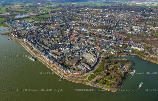 Emmerich240313346 | Luftbild, Rheinpromenade mit Ausflugsschiff und Innenstadtansicht City, kath. Kirche St. Aldegundis, Rheinparkcenter Emmerich Einkaufszentrum, Neubau vivAtrium Emmerich, Städtische Gesamtschule Emmerich am Rhein, Rheinpark und  Wasserstraßen- und Schifffahrtsamt Rhein Bundesbehörde, Emmerich, Emmerich am Rhein, Nordrhein-Westfalen, Deutschland