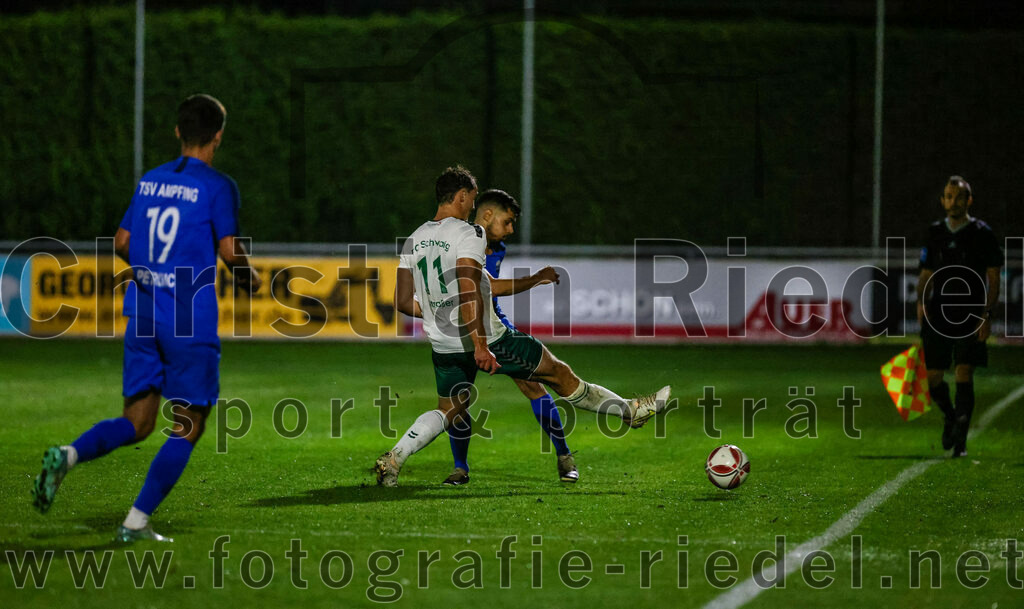 2023-10-13_040_FC_Schwaig_gegen_TSV_Ampfing | Oberding, Deutschland, 13.10.2023:
Fußball, Landesliga Südost 2023 / 2024, 16. Spieltag, FC Schwaig gegen TSV Ampfing, Endergebnis: 3:2

Markus Straßer (FC Schwaig, #11), Riccardo Savarese (TSV Ampfing, #21)

Foto: Christian Riedel / fotografie-riedel.net