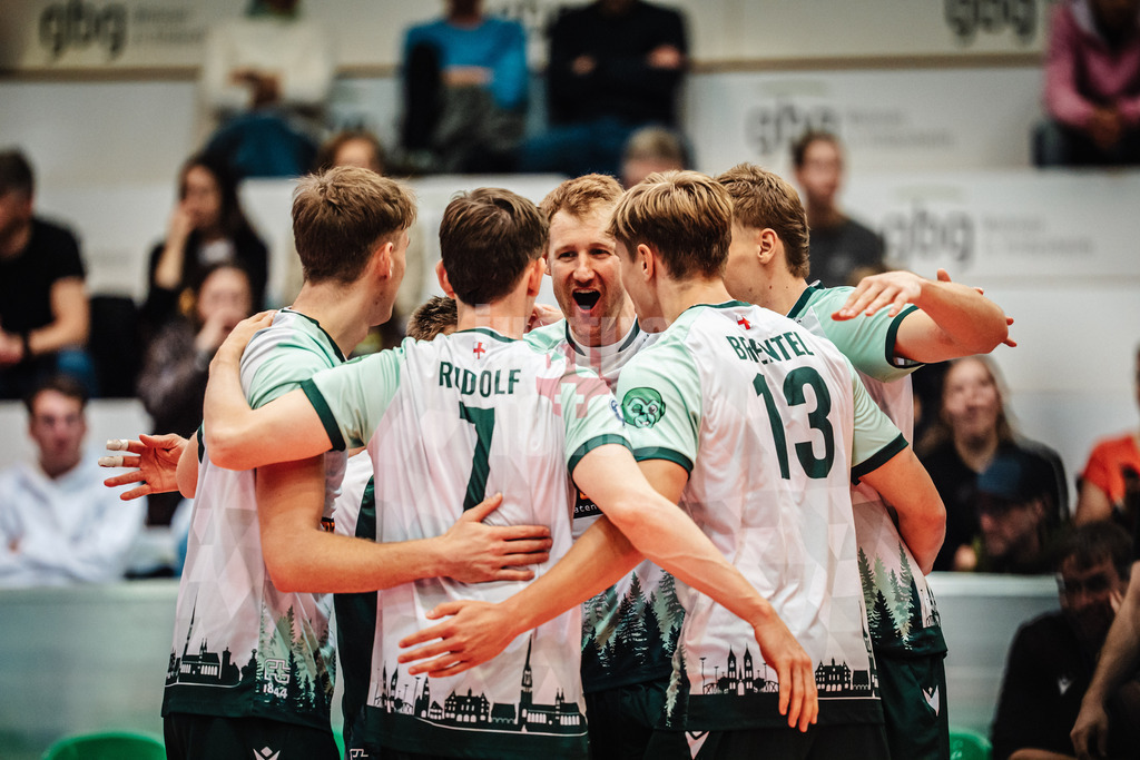 Volleyball | Herren | Saison 2025/2026 | Volleyball Ligacup | FT 1844 Freiburg vs. Helios GRIZZLYS Giesen | 12.10.2024 | Freiburg jubelt in der mitte Yannick Harms (#3, FT 1844 Freiburg)
