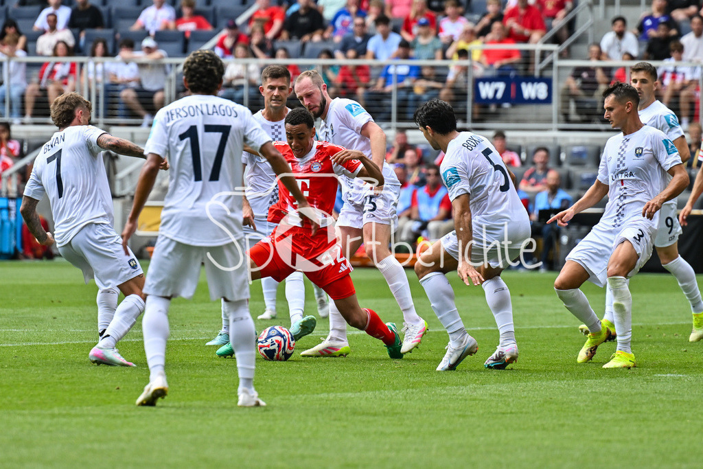FC Bayern München - TQL Stadium | in dieser Szene wird Jamal MUSIALA (FC Bayern Muenchen 42) im Strafraum zu Fall gebracht / Elfmeter / FIFA Club World Cup: FC Bayern Muenchen - Auchkland City FC, TQL Stadium am 15.06.2025 / BLD / ZDF / use