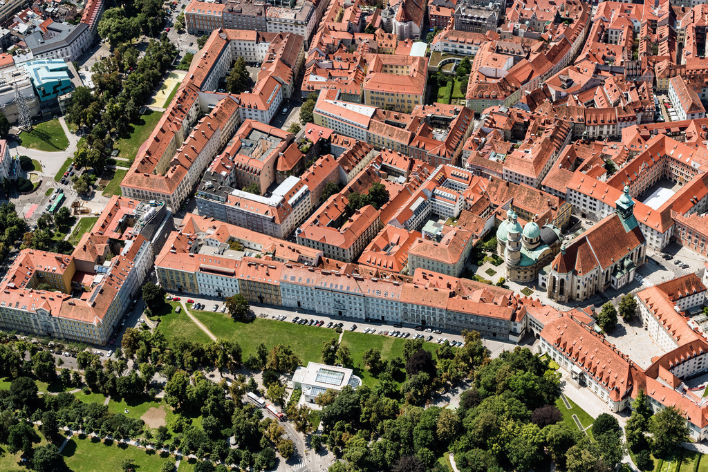 dr__0012224.jpg | GRAZ 20.07.2018 Stadtansicht des Innenstadtbereiches im Vordergrund sieht man das Künstlerhaus Graz in Graz in Steiermark, Österreich. // Down town area in Vordergrund sieht man das Kuenstlerhaus Graz in Graz in Steiermark, Austria. Foto: Daniel Reiter