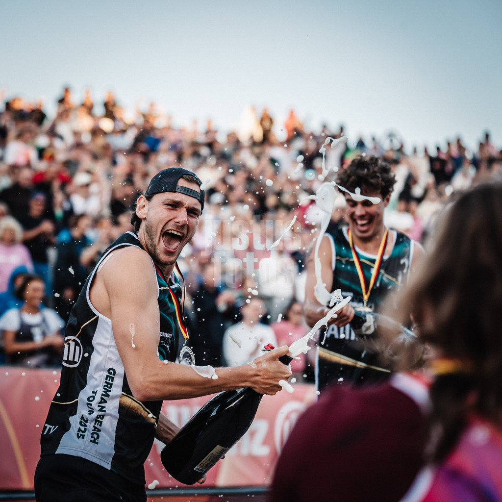Beachvolleyball | Frauen und Männer | Deutsche Meisterschaften 2025 Timmendorfer Strand | 07.09.2025 | Paul Henning bei der Siegerehrung Bierdusche